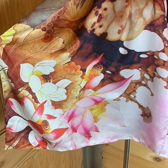 Large rectangular silk scarf with flowers and butterfly print - Picture 6 of 9